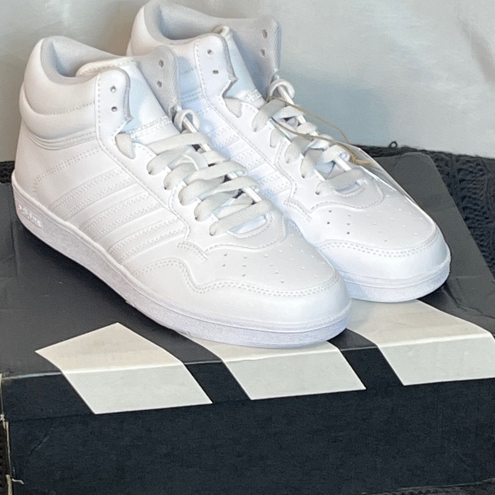 NWT NIB Adidas Hoops kid’s Classic White Sneakers size 4 1/2